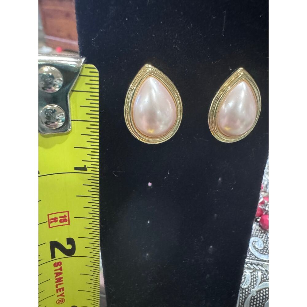 Vintage Trifari Pink Teardrop Earrings – Gold Tone Pearlized Cabochon Studs